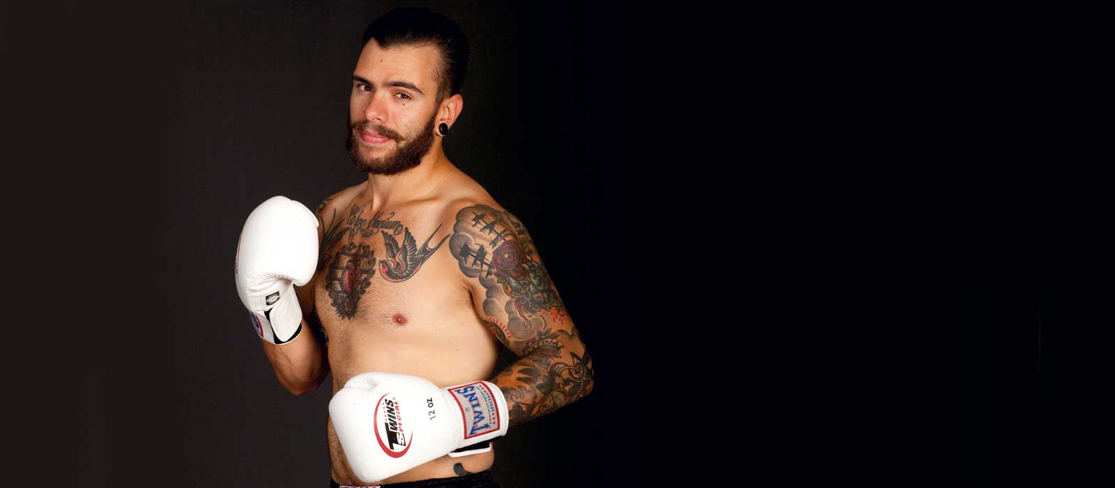 Sportportret van een bokser met witte bokshandschoenen