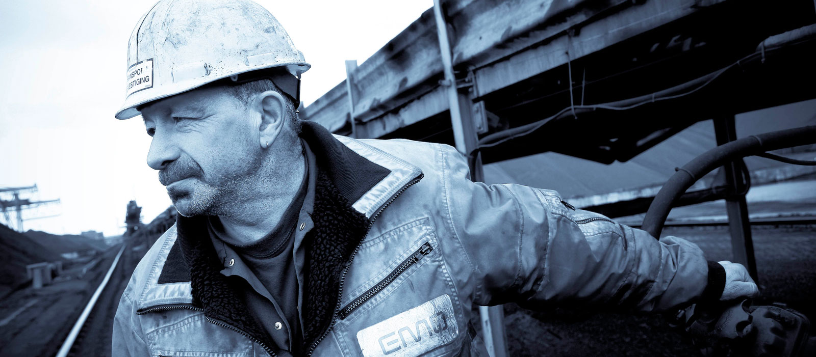 Bouwmedewerker met veiligheidshelm op een bouwplaats